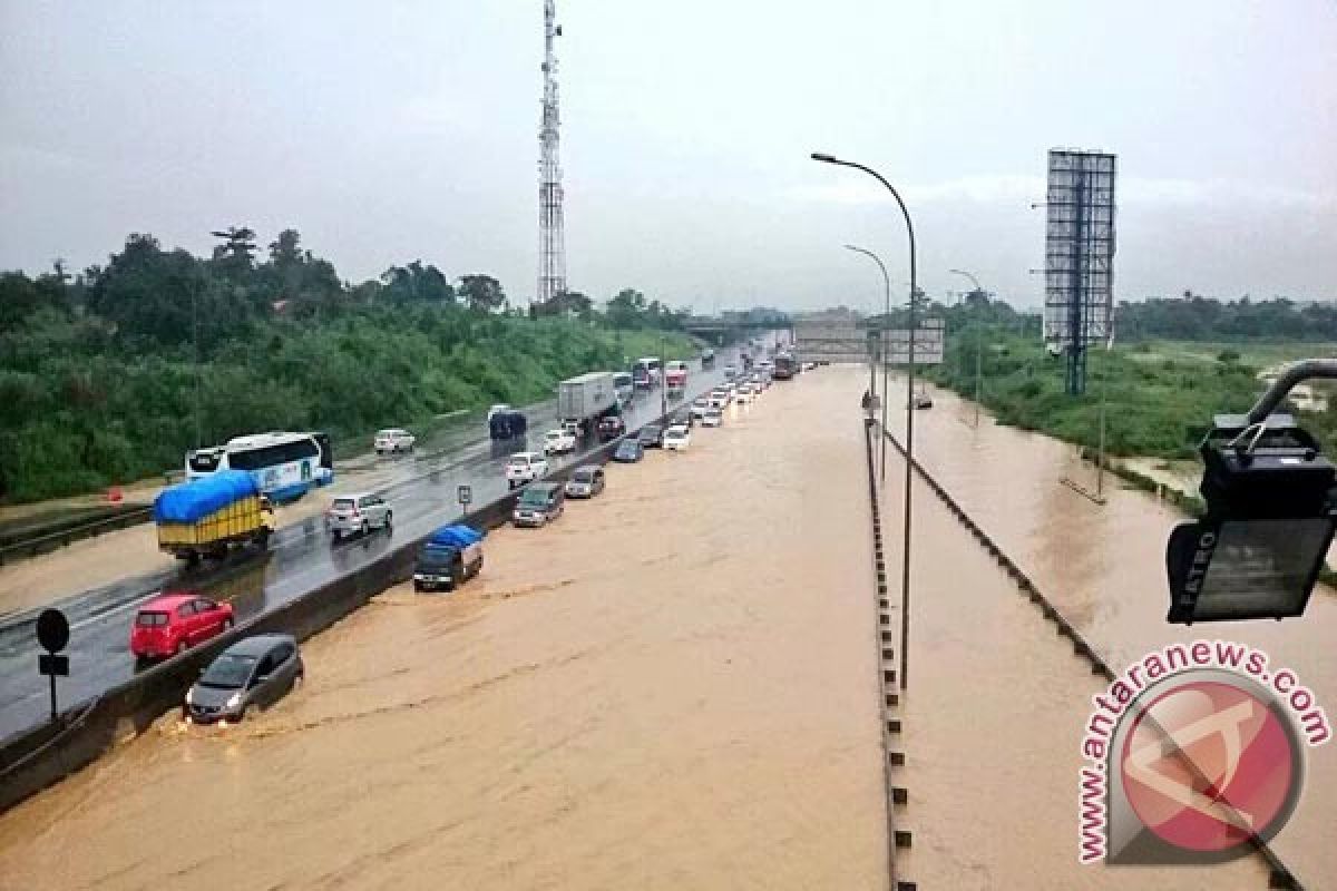 Tol Jakarta-Cikampek Macet Akibat Tergenang Air 