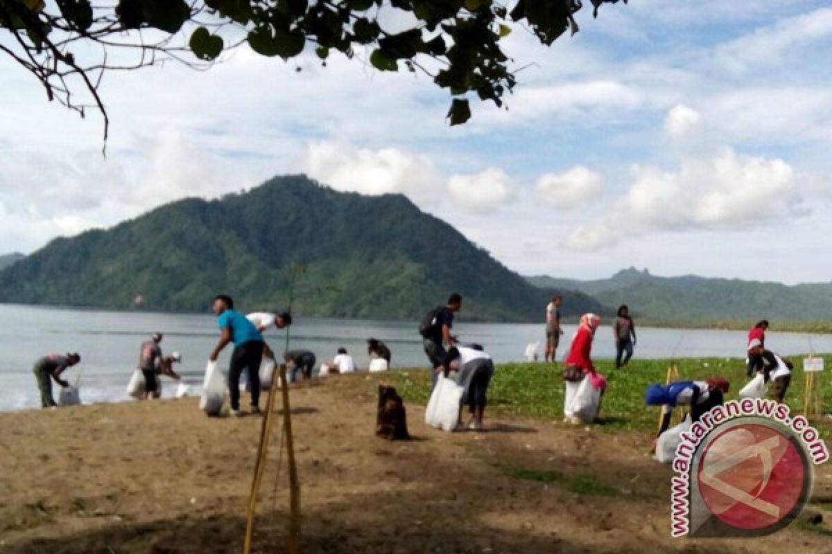 Ratusan Remaja Bersihkan Sampah Pantai Prigi Trenggalek