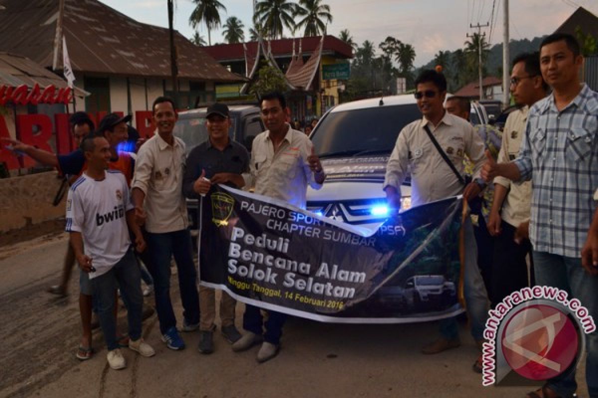 Komunitas Pecinta Mobil Bantu Korban Banjir Solok Selatan