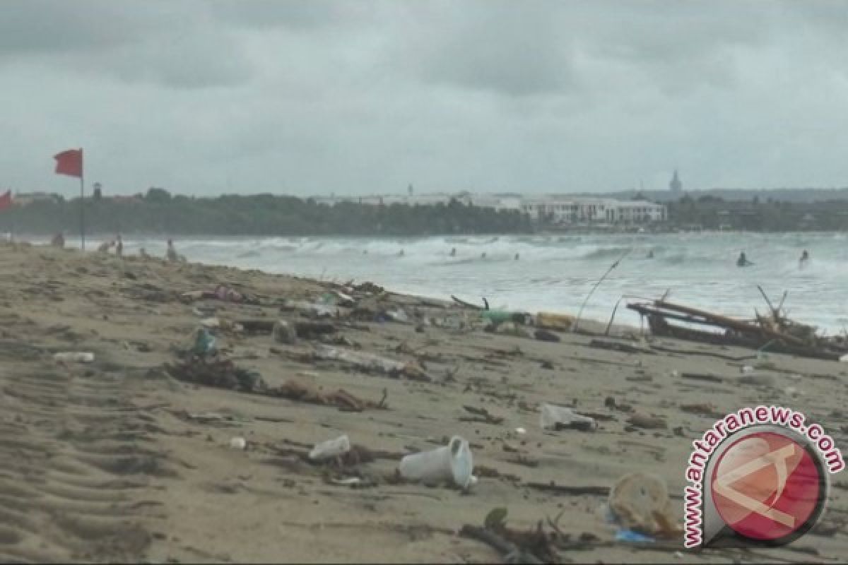 Pantai Kuta Dipenuhi Sampah Kiriman