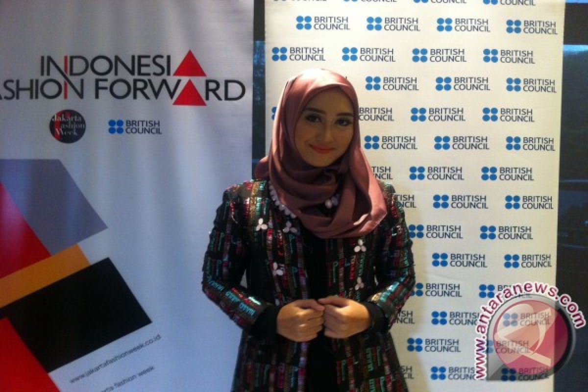 Dian Pelangi jadi desainer muslim pertama di London Fashion Week