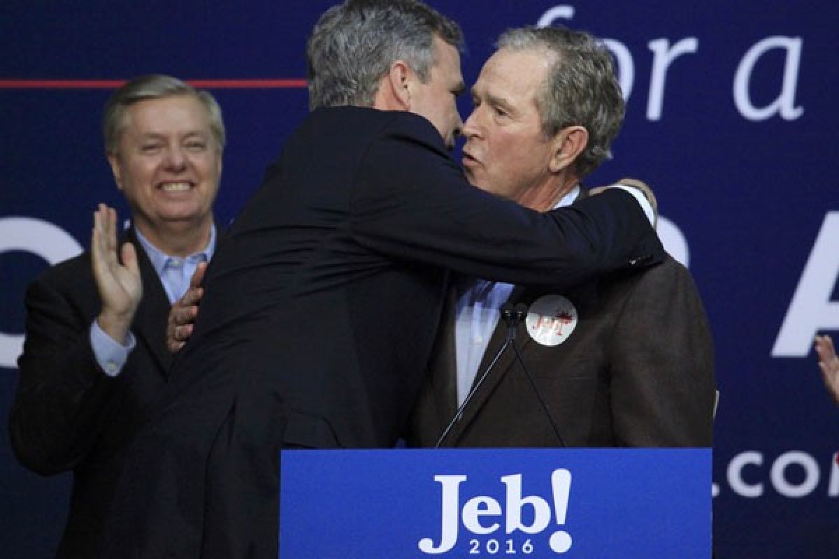 George W. Bush turun gunung bantu sang adik