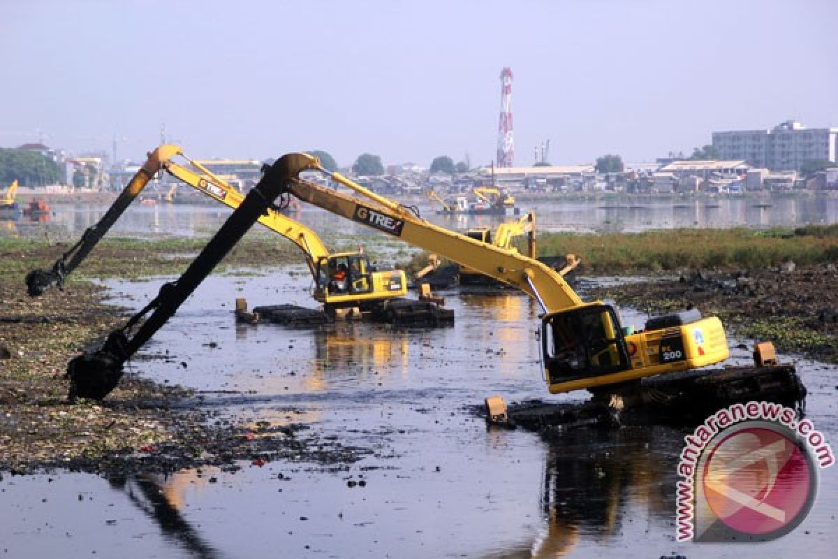 Bos pembuat alat berat Kobelco mundur karena palsukan data