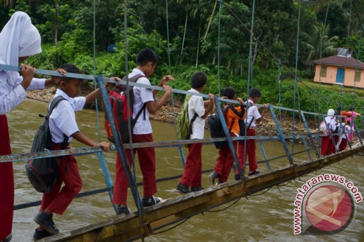 Meski Jembatan Nyaris Roboh, Semangat Pelajar Asal Talakiak Tak Padam