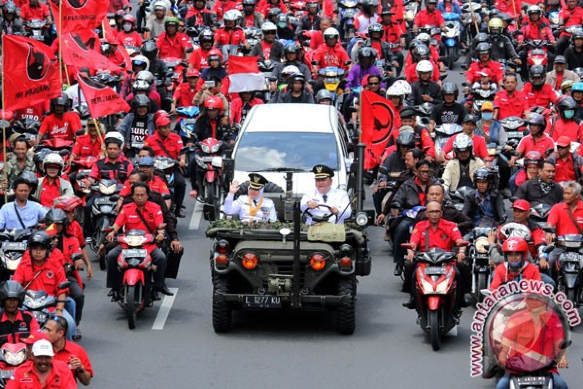 Ribuan kader PDIP Surabaya arak-arakan pelantikan Risma-Whisnu