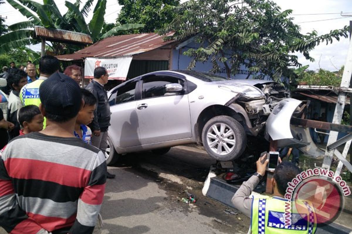 Mobil tabrak tiang listrik bertegangan tinggi