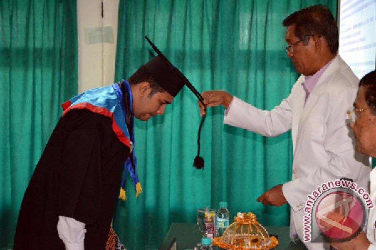 13 alumni Universitas Alkhairaat resmi bergelar dokter