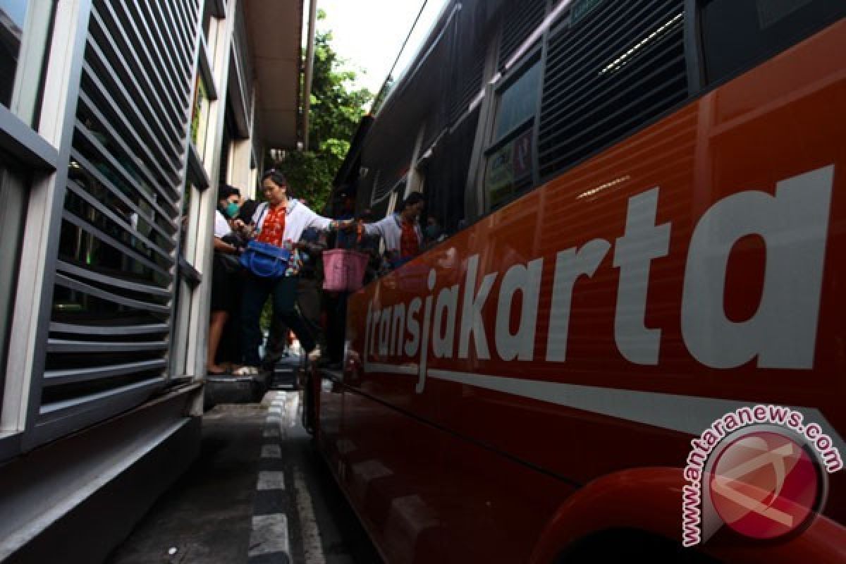 Ahok Ingin Seluruh Angkutan Umum Dilengkapi AC dan CCTV