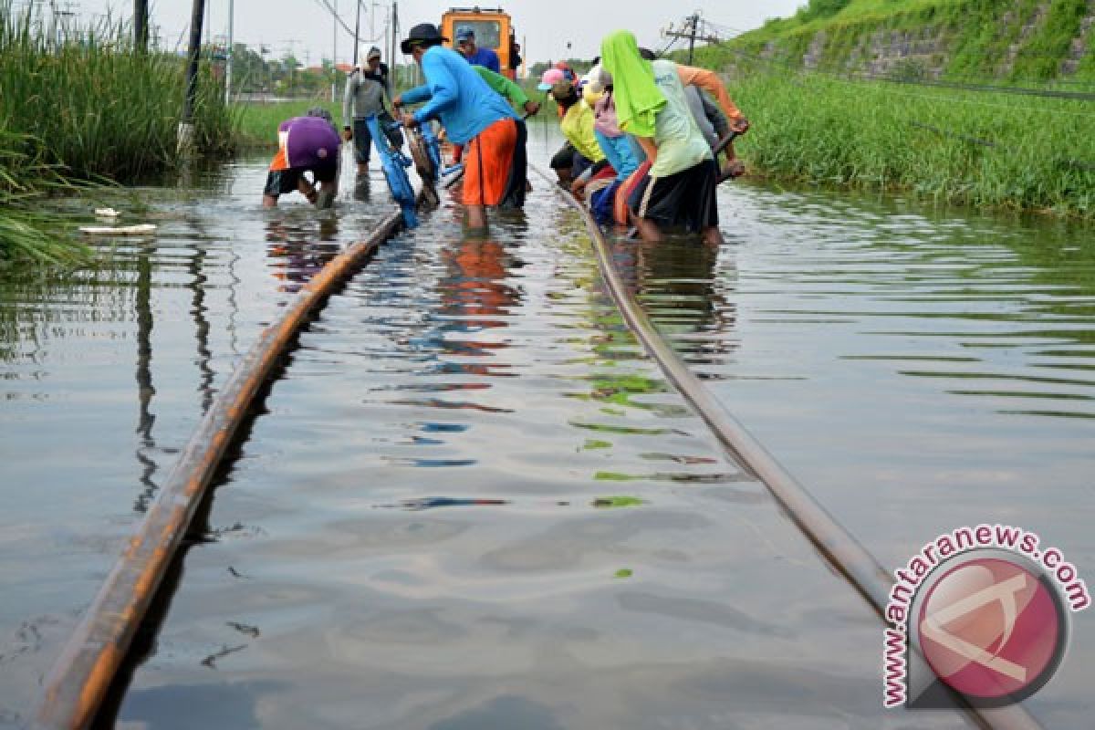 Rel Porong terendam banjir, enam kereta api tertahan