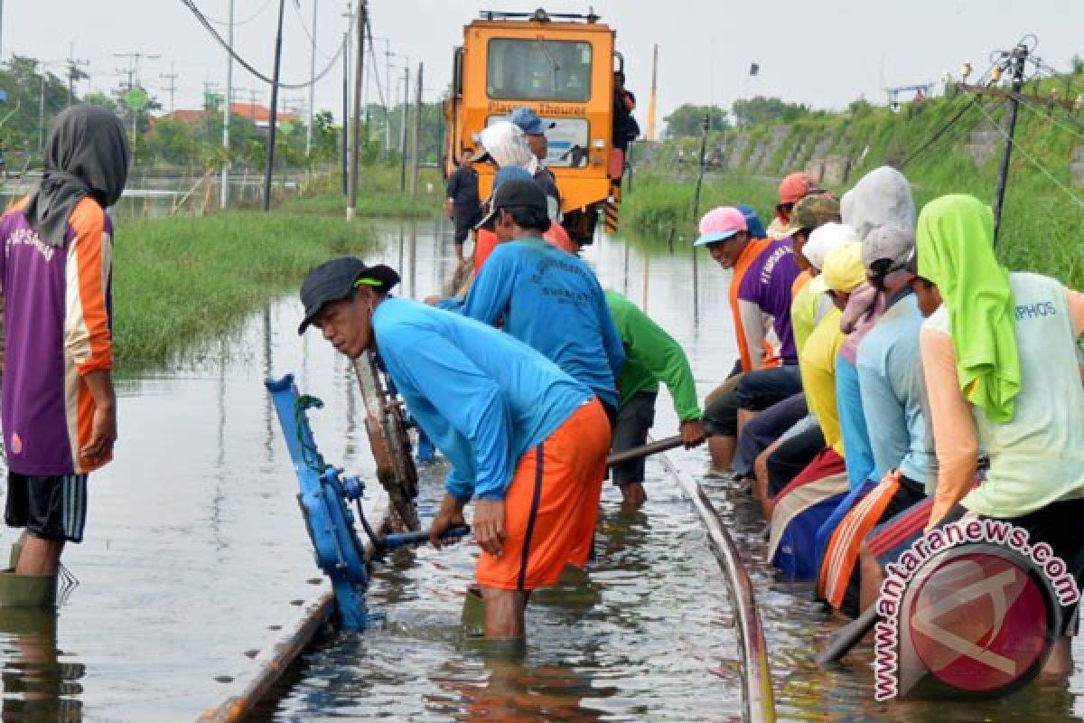 Porong banjir, perjalanan kereta api di Jember dialihkan