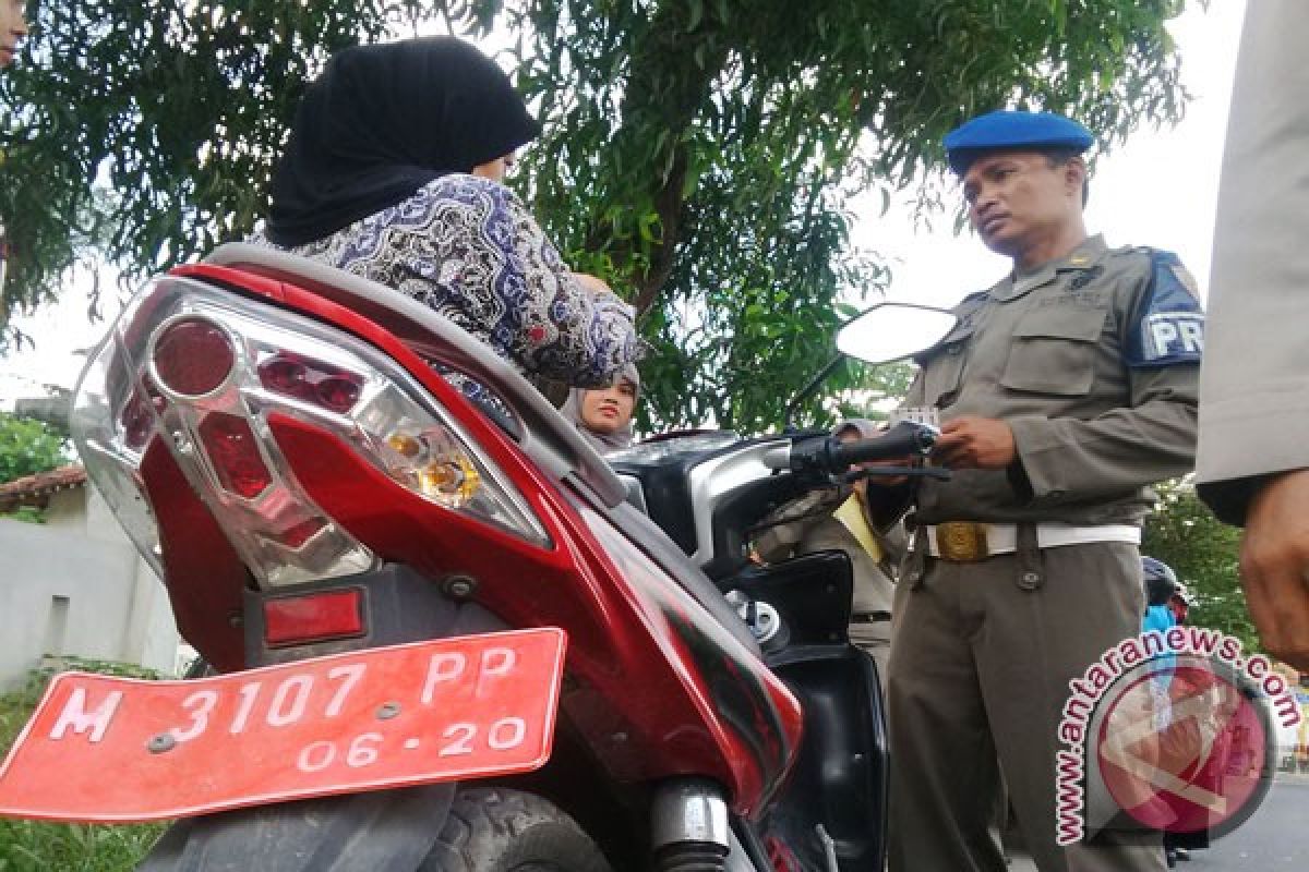 Satpol-PP Sampang Operasi Kendaraan Dinas Nunggak Bayar Pajak