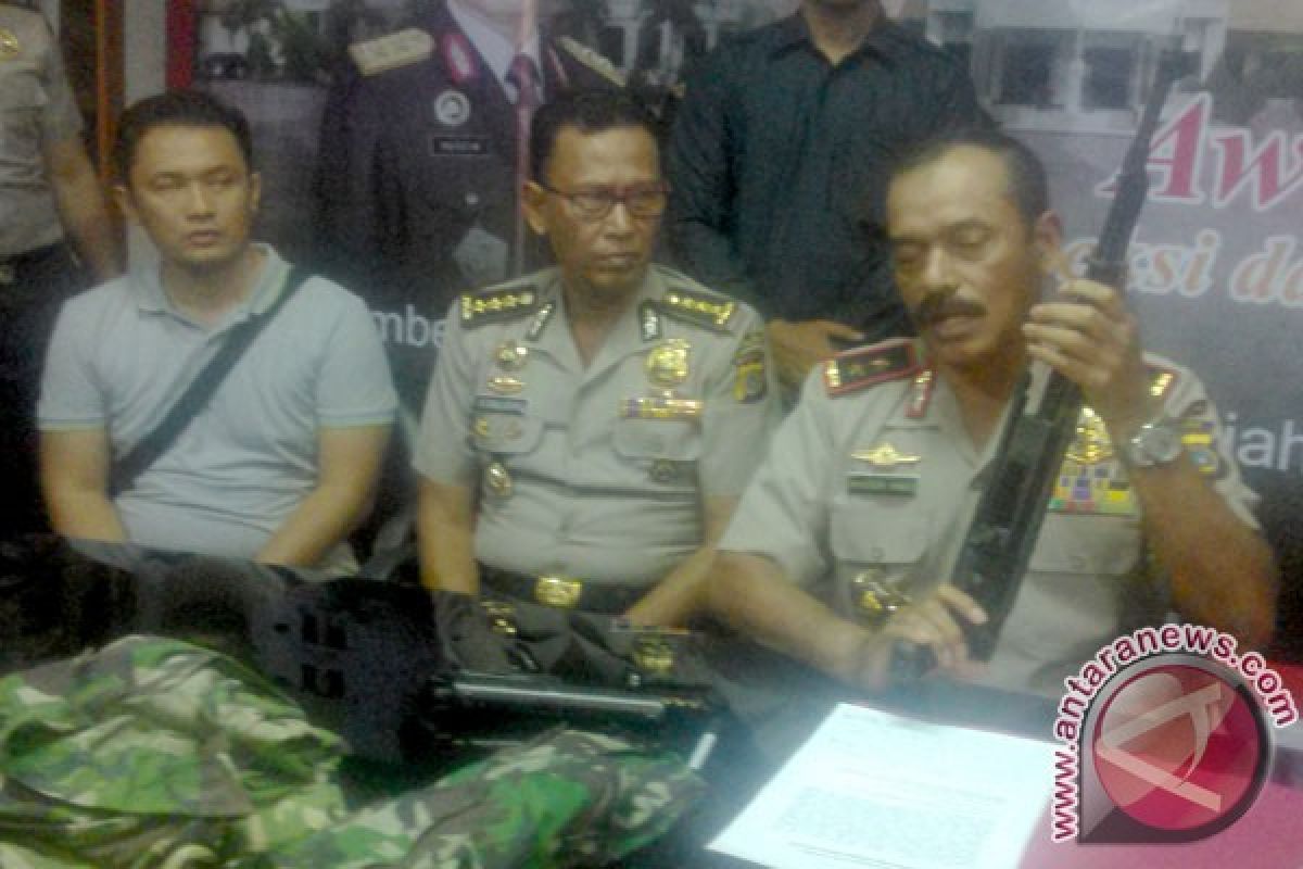 Dua Anggota Kelompok Bersenjata Menyerah ke Polisi