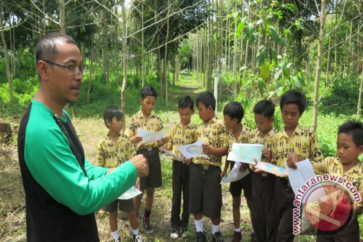 Pelajar  Sukanegara Belajar Pohon di Cocacola Forest