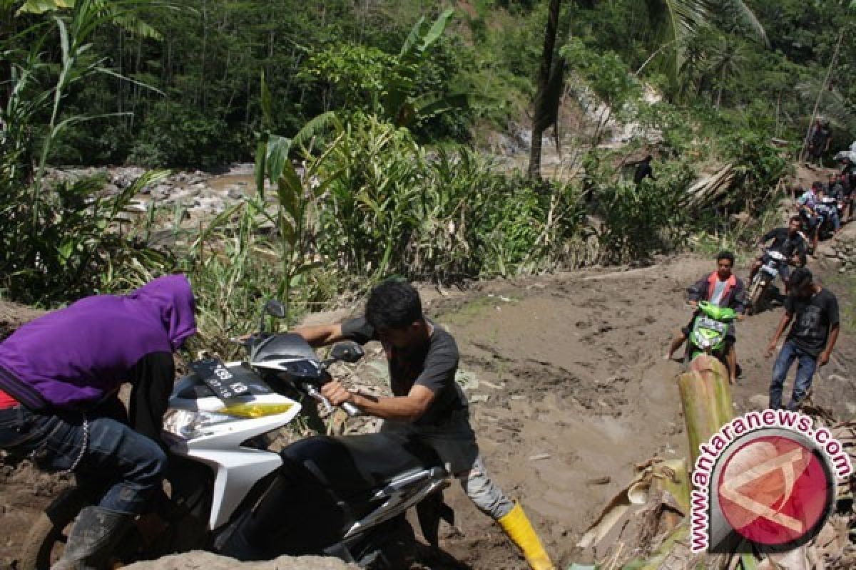 Seratusan rumah rusak akibat pergerakan tanah