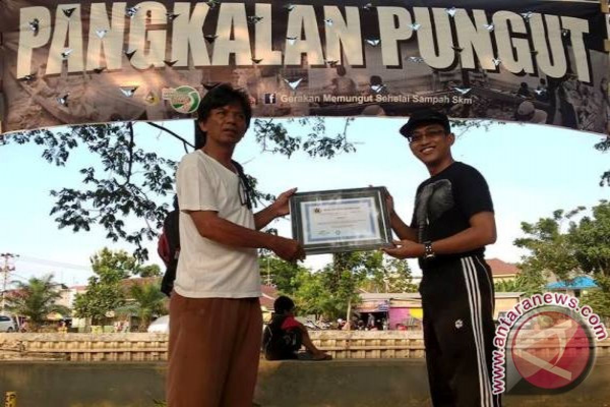 PWI Kaltim Beri Penghargaan Wartawan Pemungut Sampah