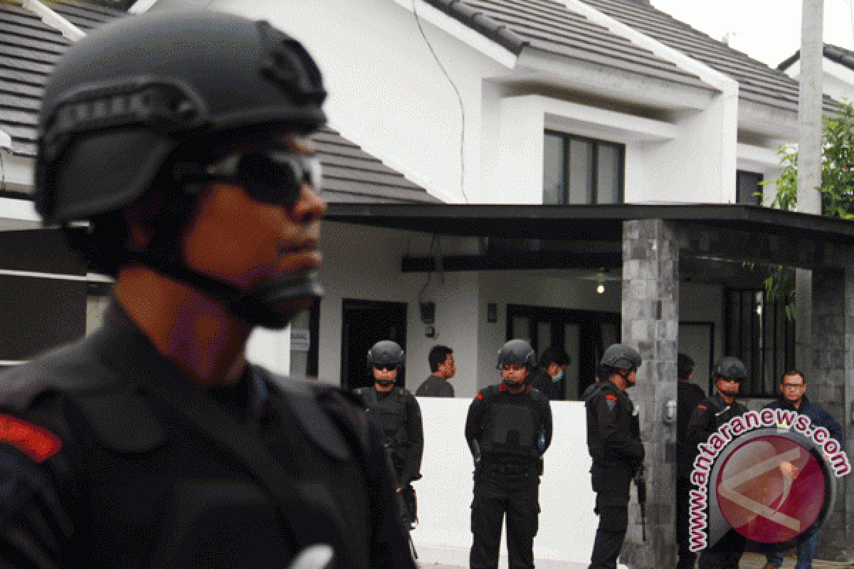 Densus geledah rumah terduga pendana teroris di Pekanbaru