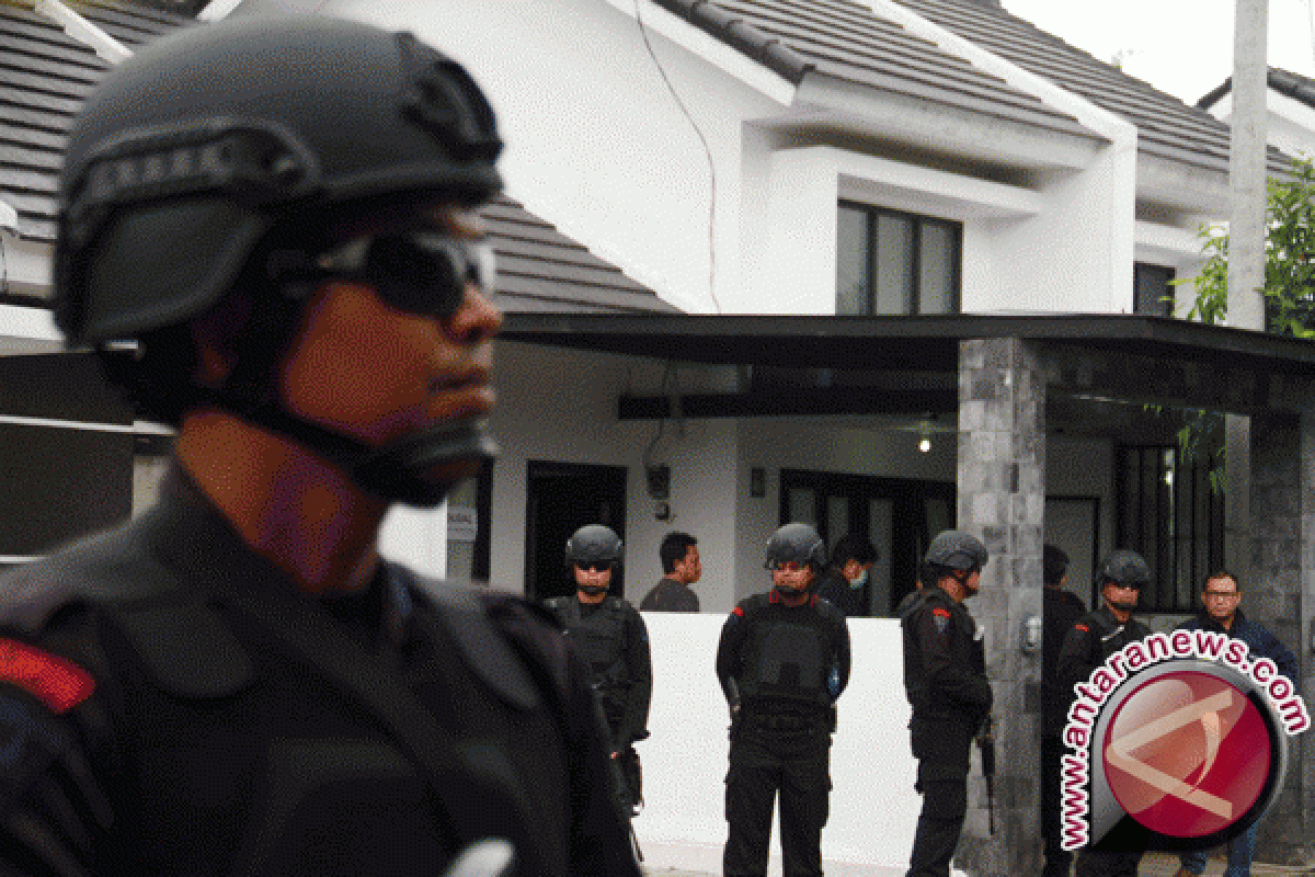 Polisi gerebek rumah terduga teroris di Magetan