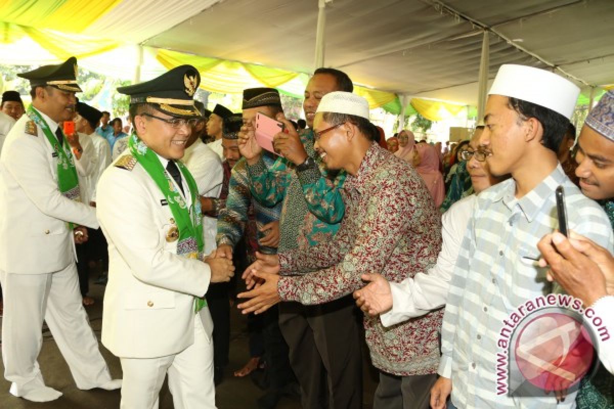 Anas Kembali ke Pendopo Disambut Ribuan Warga