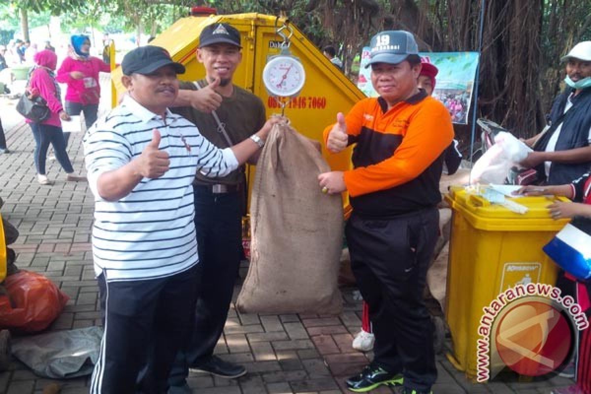 Pemkot Bekasi Kampanyekan Pungut Sampah