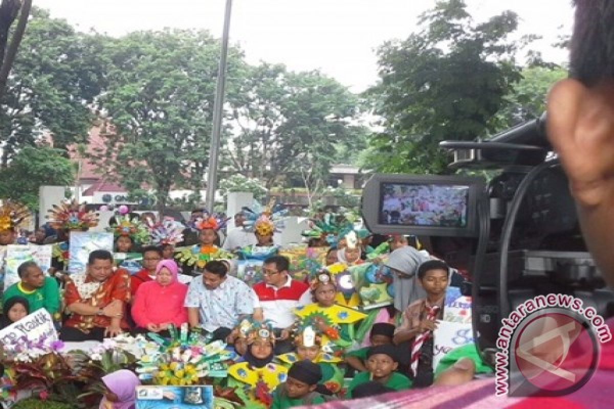 Bringing Reusable Bags Way to Reduce Use of Plastic : Surabaya Mayor