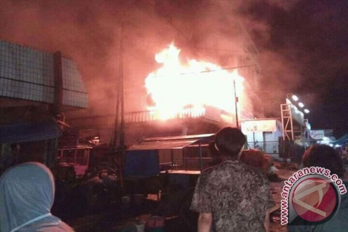 Kios Elektronik di Pasar Lawang Terbakar