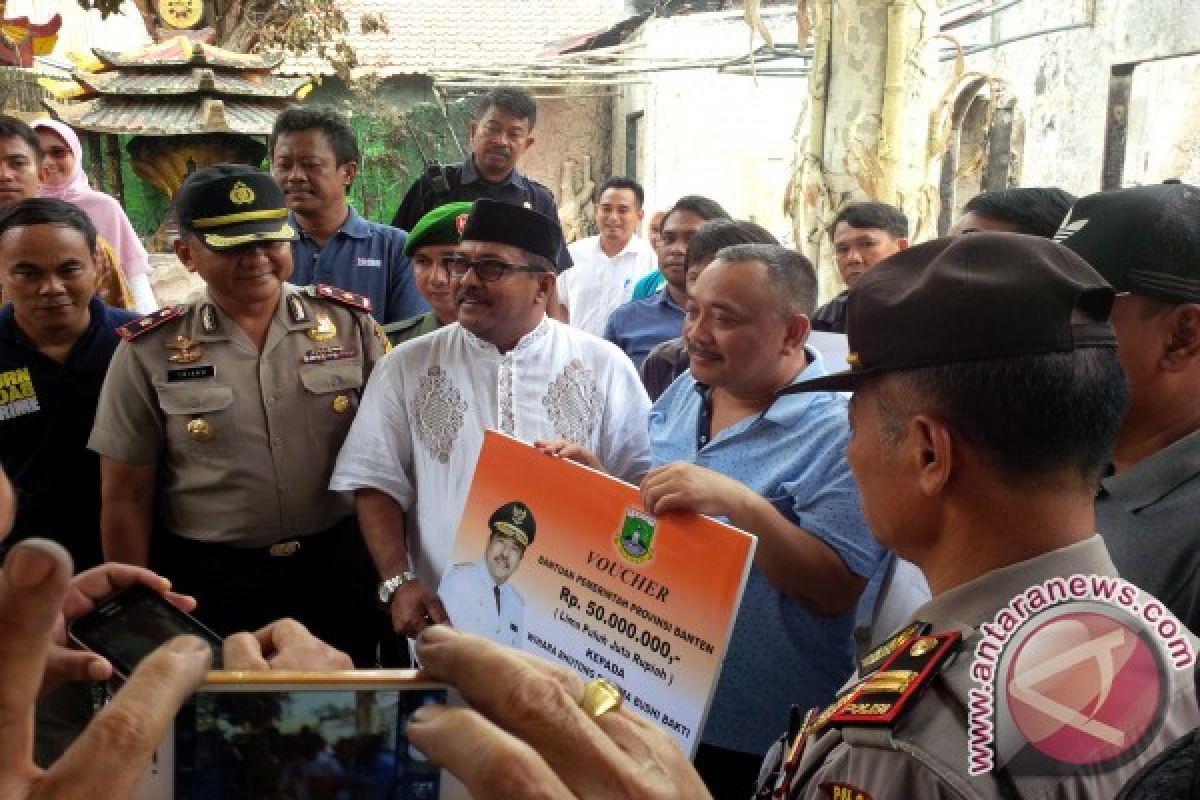 Gubernur Banten Bantu Korban Kebakaran Wihara Bhutong