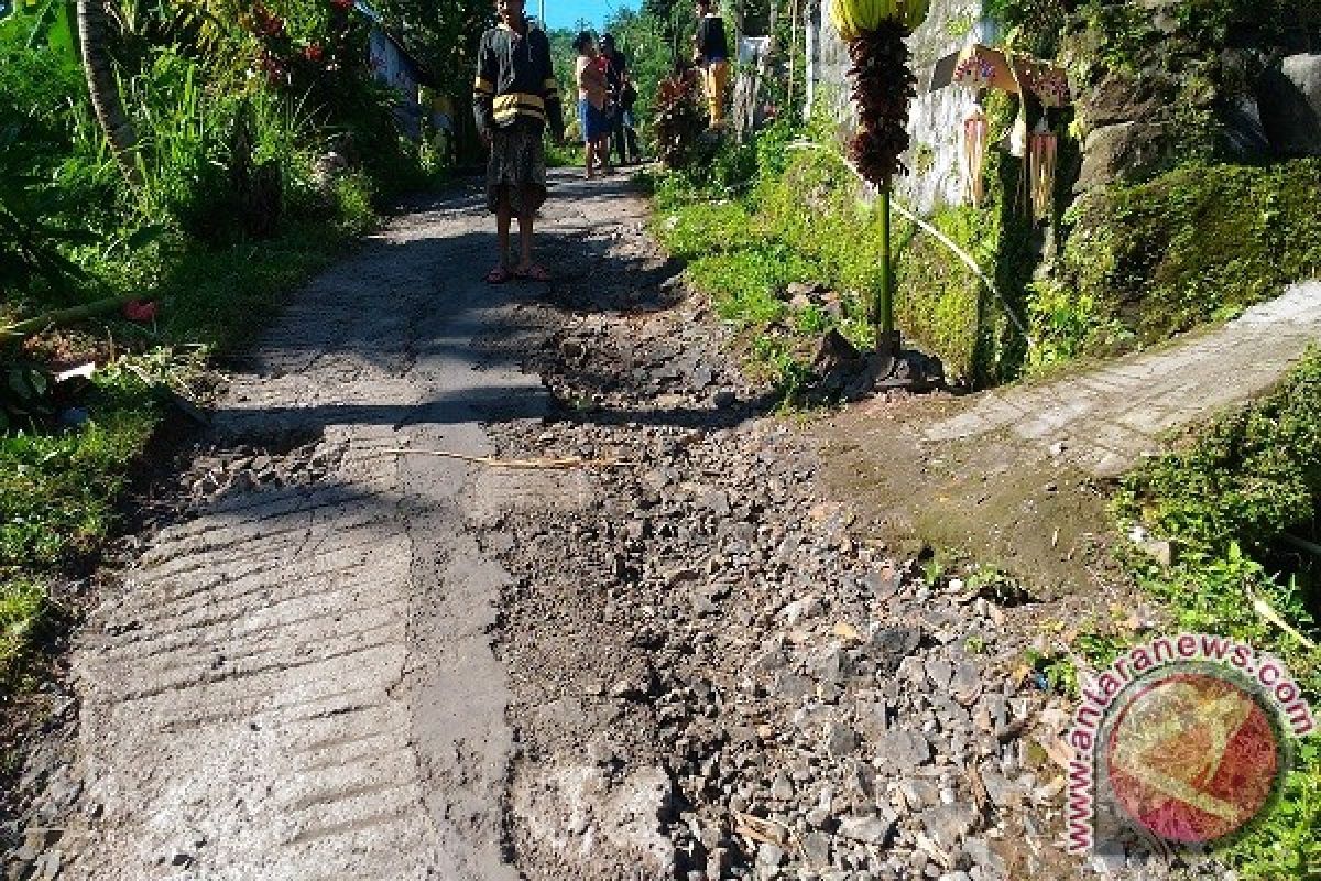 PLTMH Buleleng Komitmen Perbaiki Jalan Rusak Sambangan