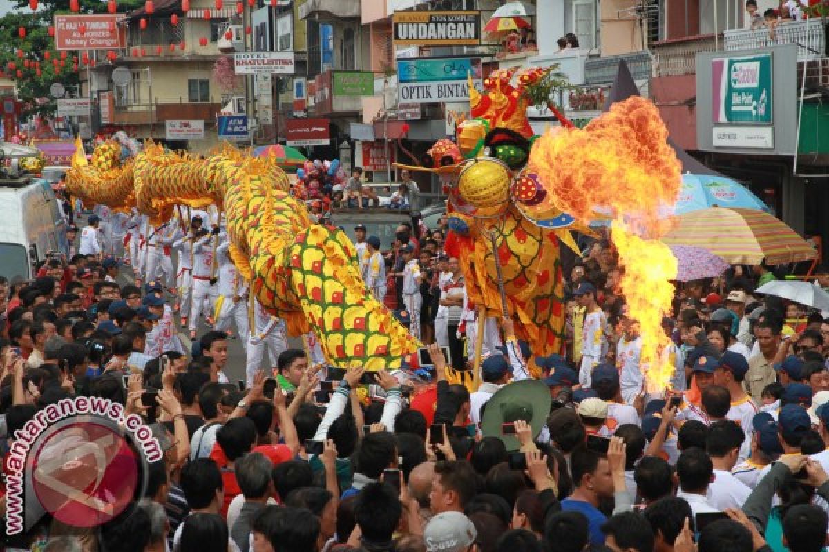 Ribuan Warga Saksikan Parade Naga Karnaval CGM