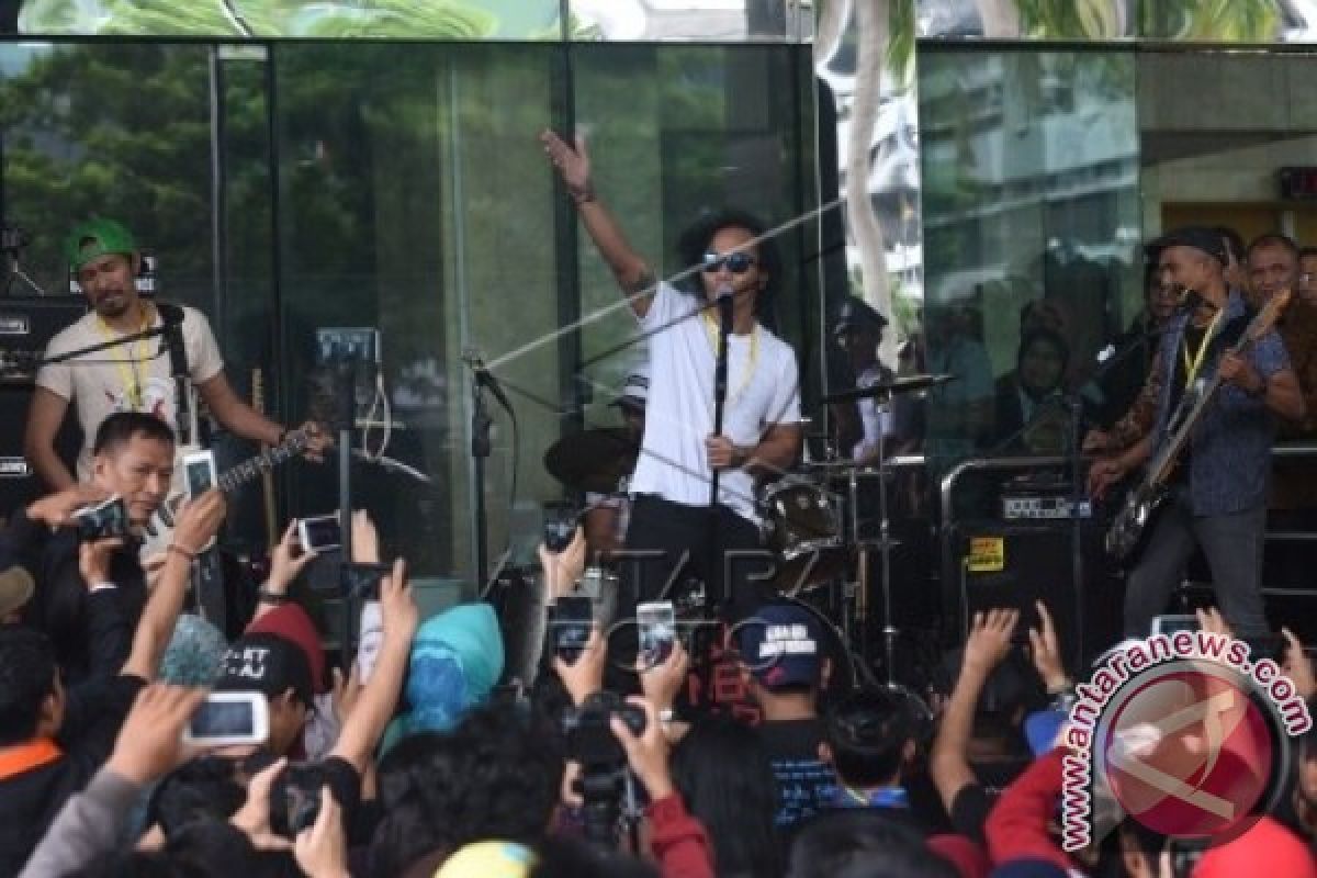 Slank Band Holds Concert to Oppose Revision of Anti-Corruption Law