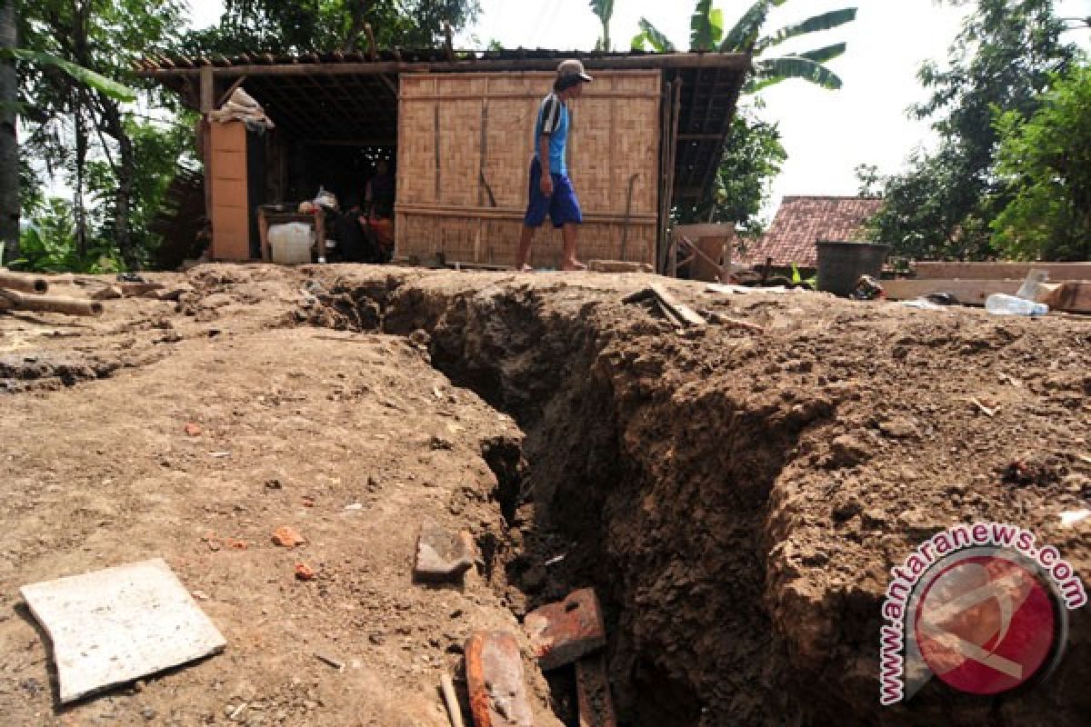 Hingga kini 407 unit rumah rusak akibat pergerakan tanah di Sukabumi