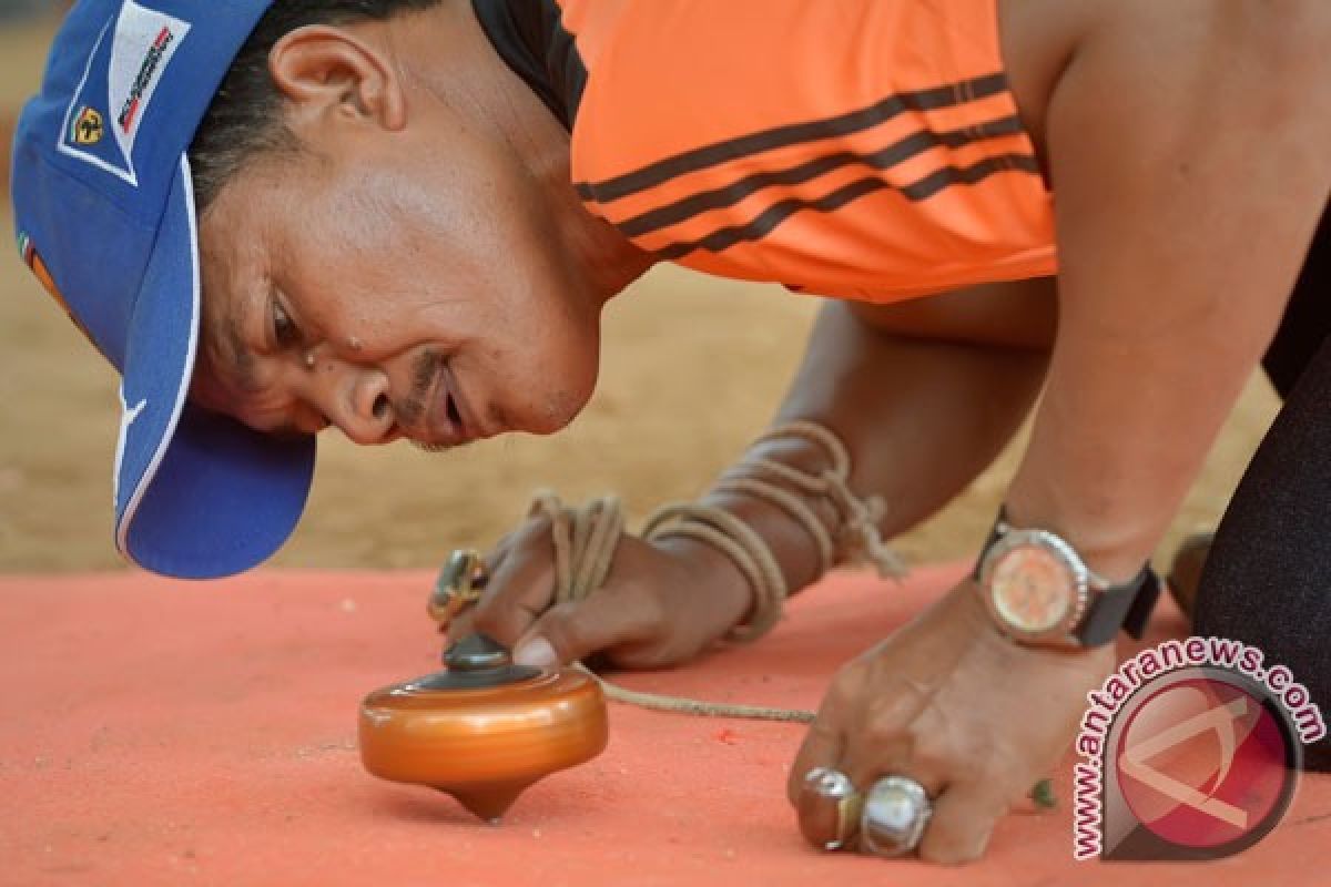 Wisman antusias saksikan permainan gasing tradisional