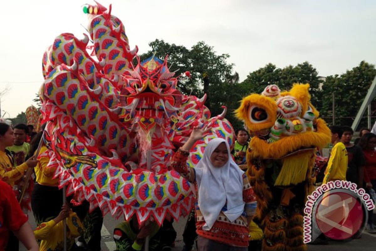 100 Liong Ramaikan Cap Go Meh Karawang 