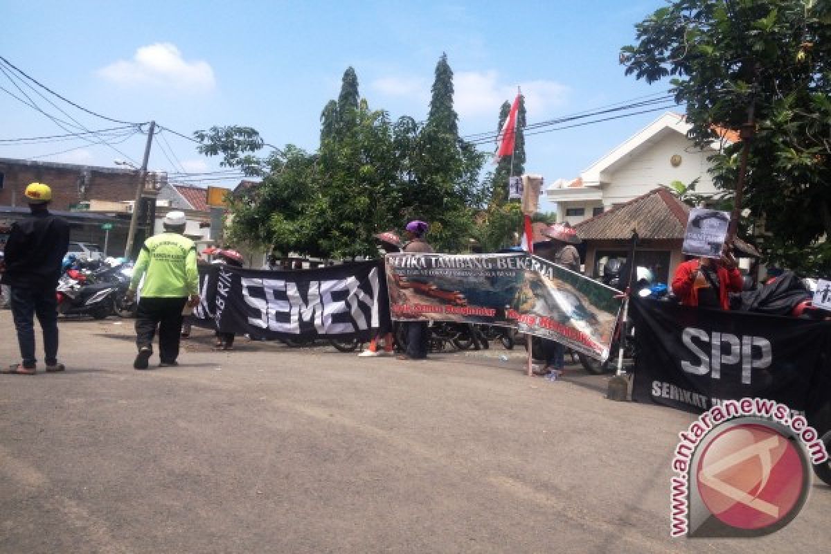 Ratusan Warga Kendeng Datangi PTTUN Surabaya 