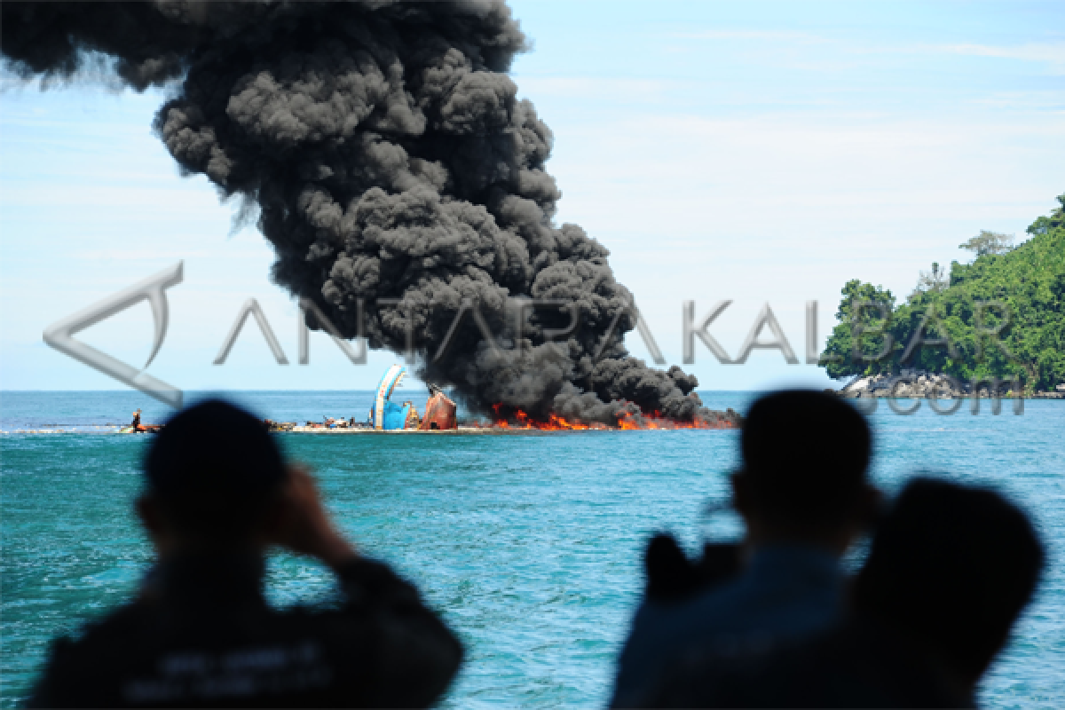 Satgas 115 Musnahkan Kapal Di Perairan Pulau Datuk
