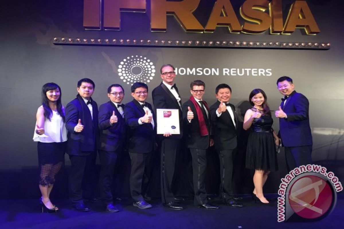 Sampoerna collects the award from Thomson Reuters
