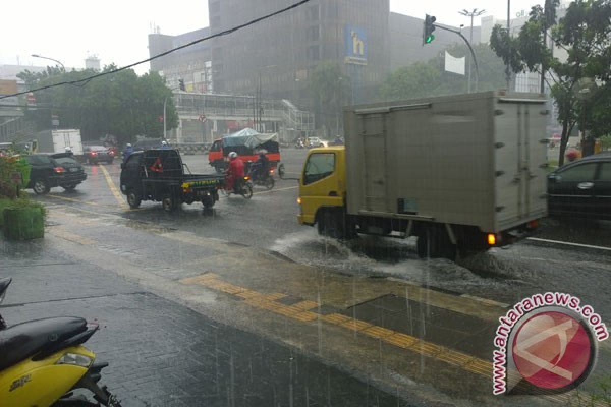 Hujan disertai angin kencang diprediksi mengguyur Jabodetabek