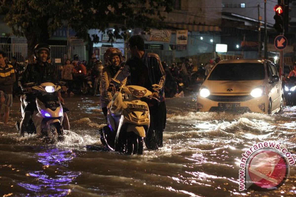 Kawasan tengah Kota Surabaya dilanda banjir