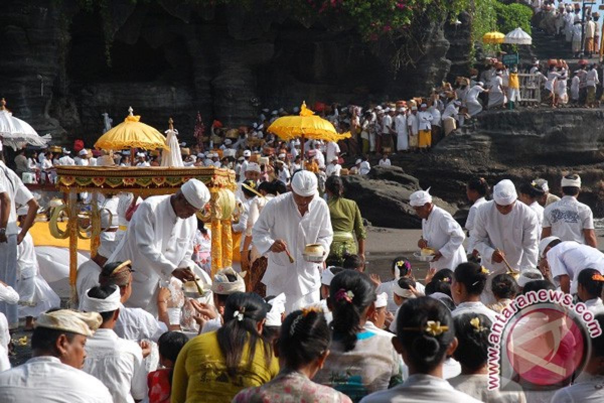 Ribuan Umat Hindu Padati Tanah Lot