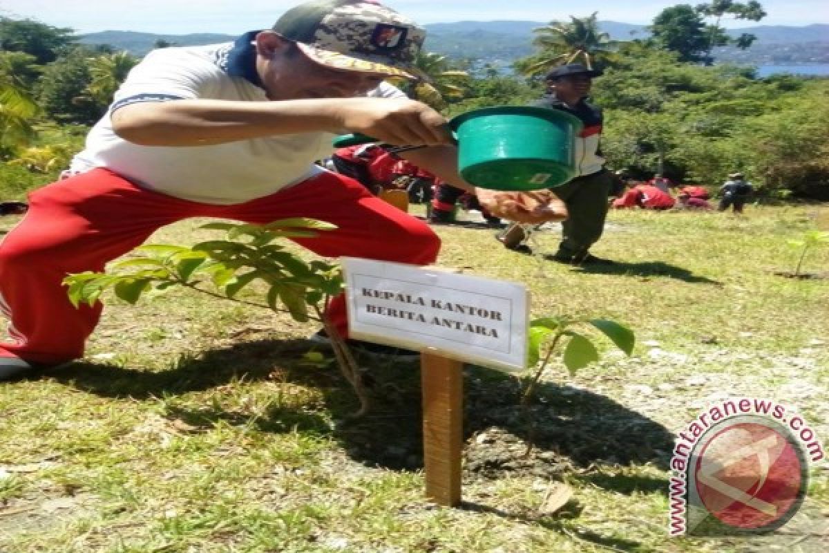 Pangdam Pattimura Ajak Wartawan Tanam Pohon