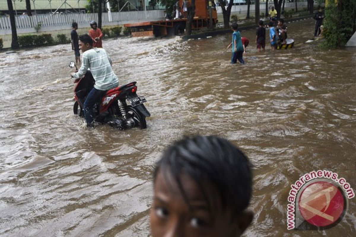 Ahok perintahkan seluruh saluran air mesti rajin dicek