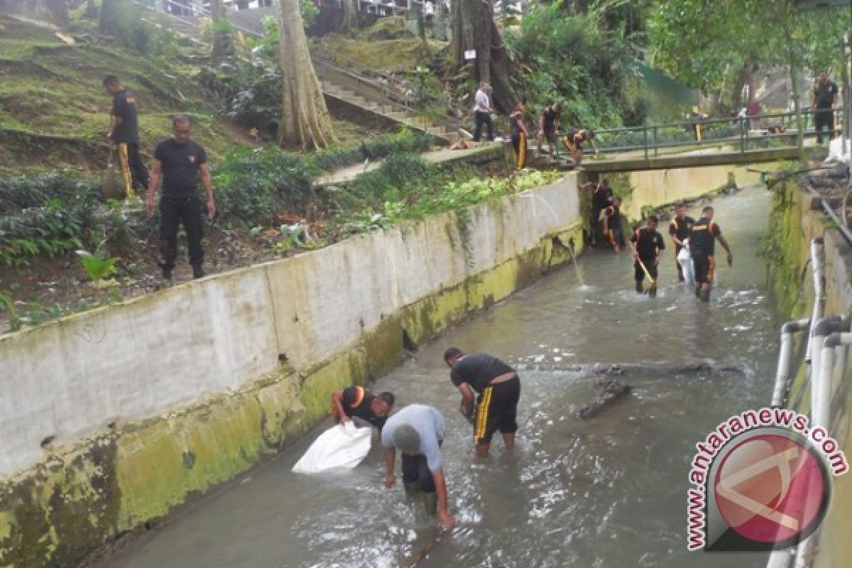 Brimob Gotong Royong di Objek Wisata