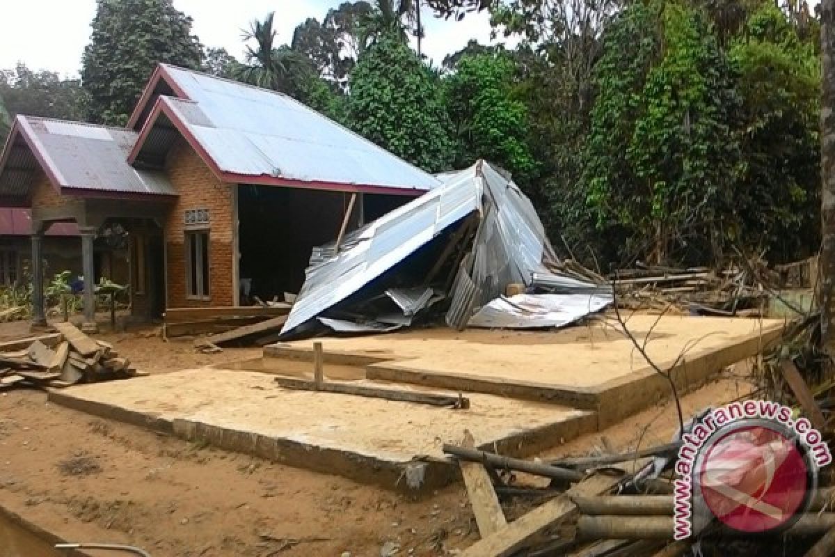 Banjir bandang di Bungo hanyutkan 18 rumah