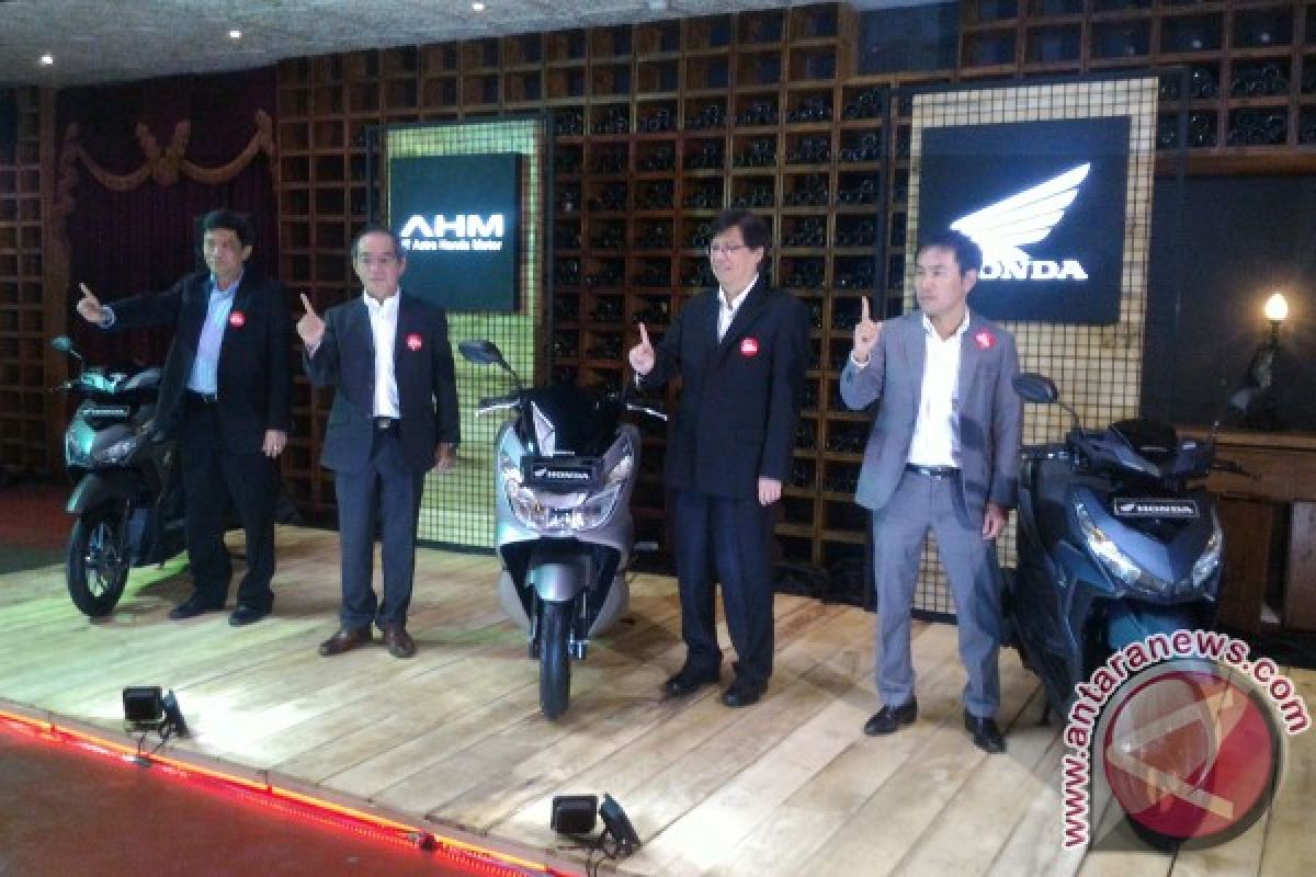 Honda hadirkan warna baru PCX dan Vario