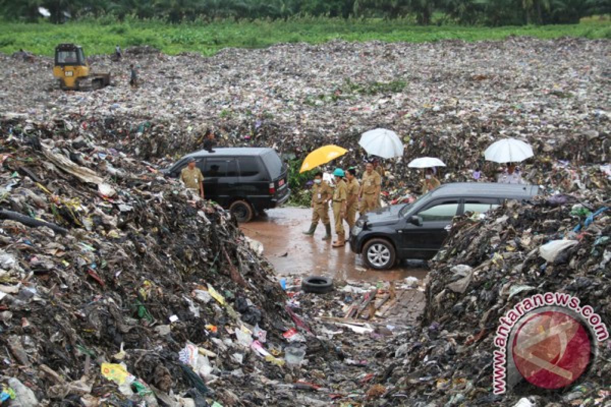  Gunungan Sampah TPA  Basirih Ditutup