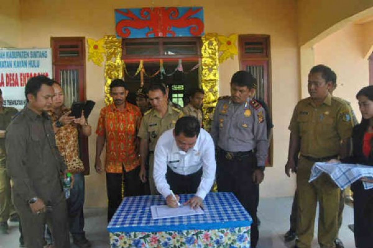 Wakil Bupati Sintang Resmikan Kantor Desa Entogong 