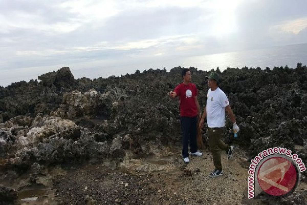 Jajaran ITDC Bersihkan Pantai Kawasan Nusa Dua