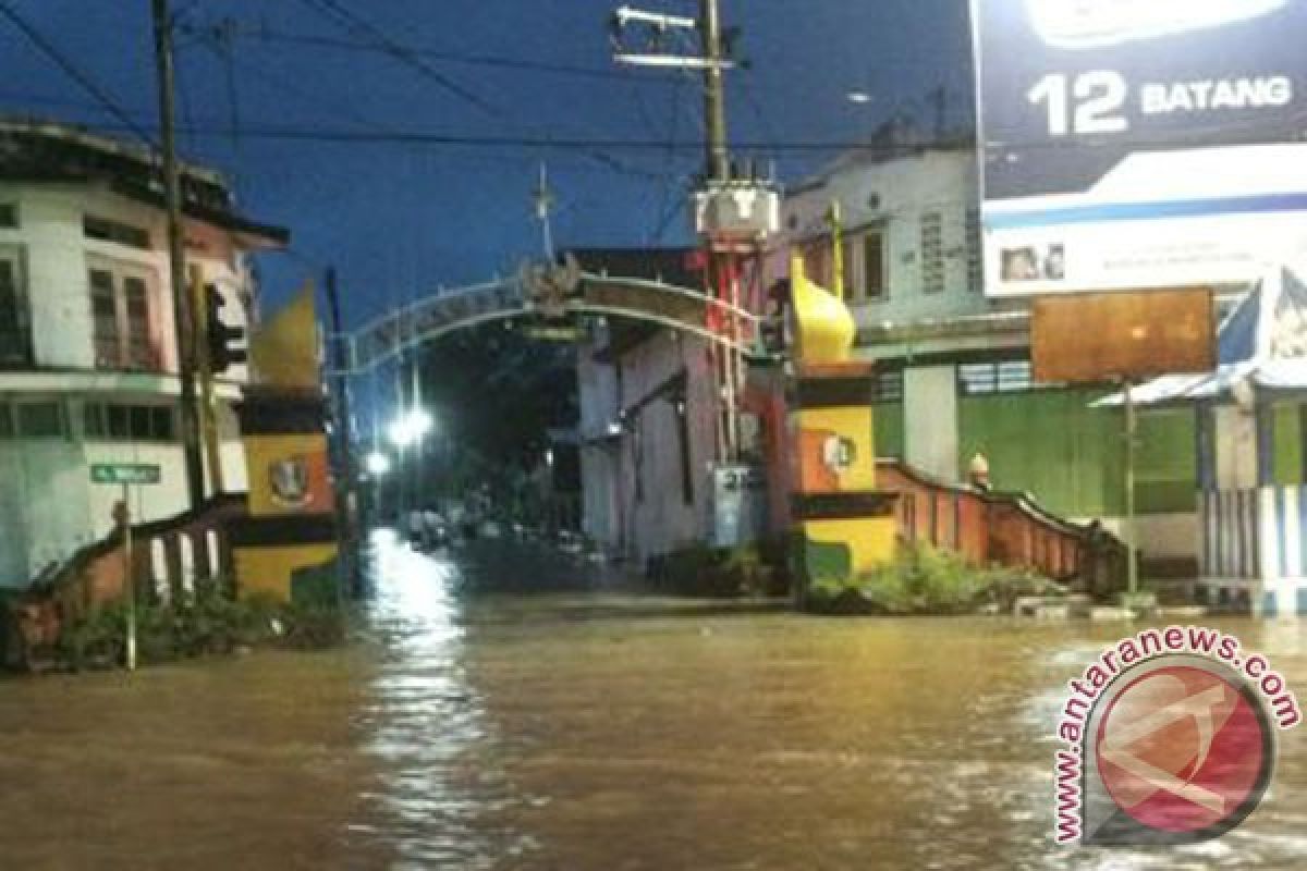Banjir di Kota Sampang Kian Meluas