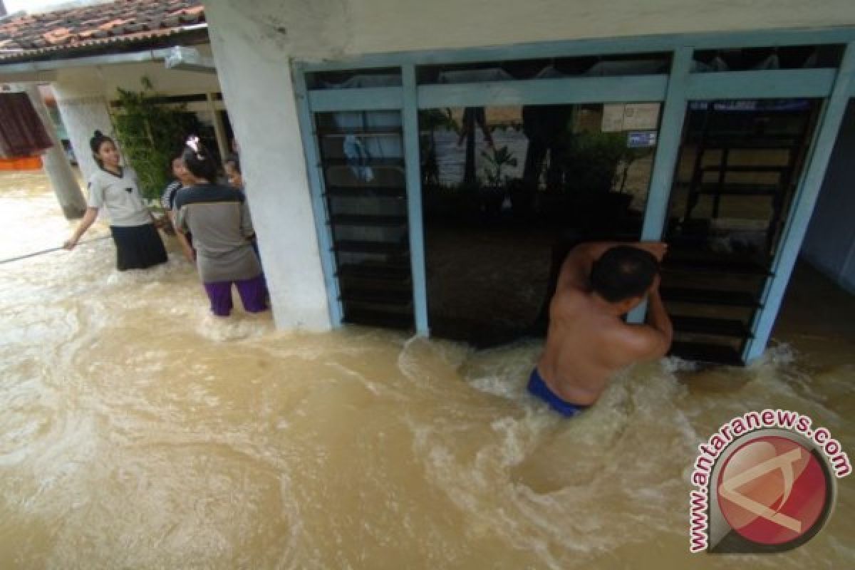 PLN Jatim Salurkan Bantuan Korban Banjir Senilai Rp15 Juta