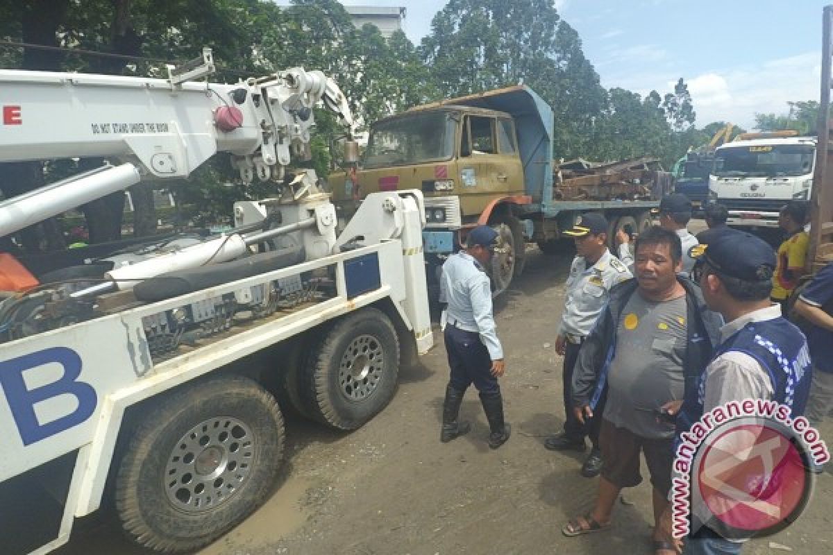 Dishubtrans DKI bantu evakuasi truk-truk di kawasan Kalijodo