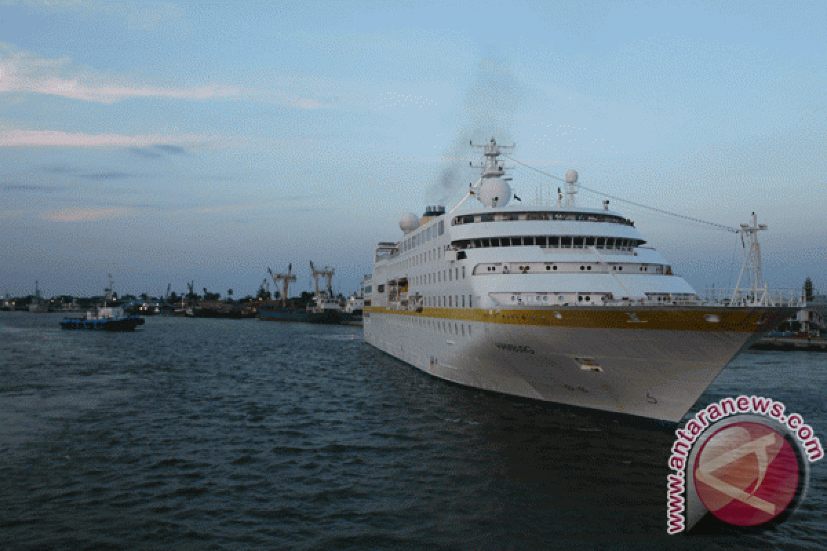 Kapal pesiar Hamburg singgah di Pelabuhan Belawan